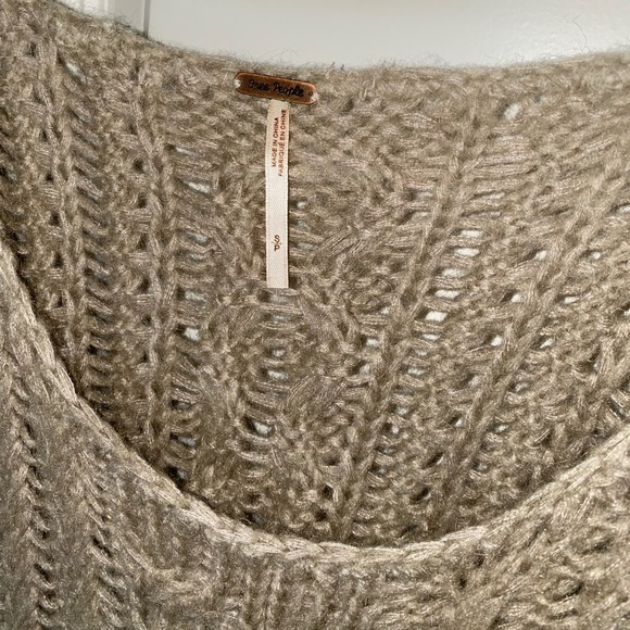 Free People ash gray knit sweater. Wool, nylon & acrylic fabric. Size Small - Picture 3 of 3